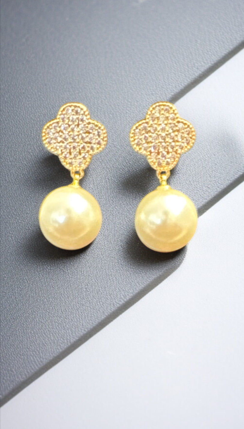Clover Pearl Earings